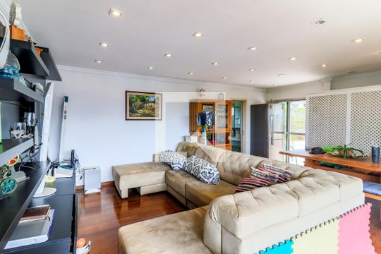 Apartamento mobiliado no Brooklin com 4 suítes e varanda, ideal para comprar. — Sala do Piso Superior