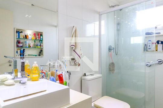 Apartamento mobiliado no Brooklin com 4 suítes e varanda, ideal para comprar. — Banheiro da Suíte 2