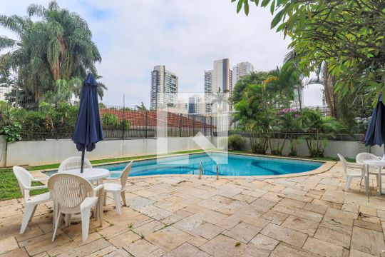 Apartamento mobiliado no Brooklin com 4 suítes e varanda, ideal para comprar. — Área Comum - Piscina
