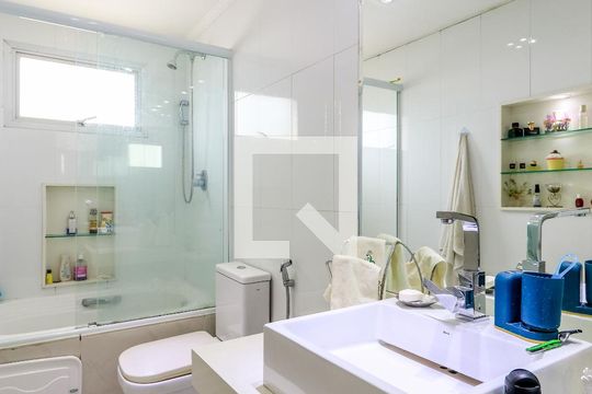 Apartamento mobiliado no Brooklin com 4 suítes e varanda, ideal para comprar. — Banheiro