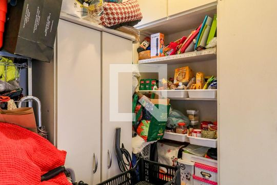 Apartamento mobiliado no Brooklin com 4 suítes e varanda, ideal para comprar. — Despensa