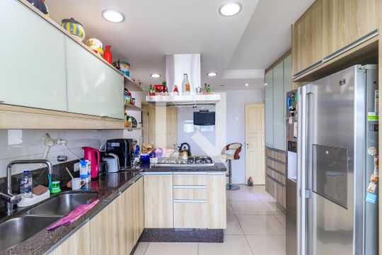 Apartamento mobiliado no Brooklin com 4 suítes e varanda, ideal para comprar. — Cozinha