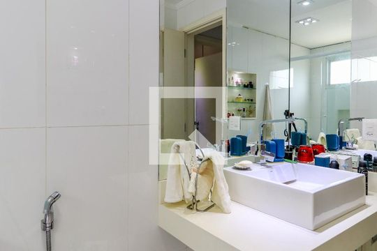 Apartamento mobiliado no Brooklin com 4 suítes e varanda, ideal para comprar. — Banheiro 