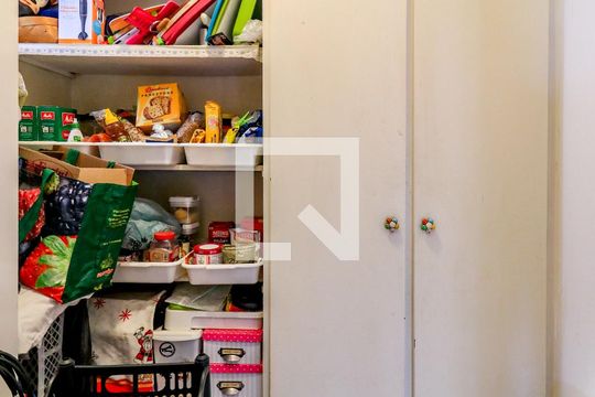 Apartamento mobiliado no Brooklin com 4 suítes e varanda, ideal para comprar. — Despensa