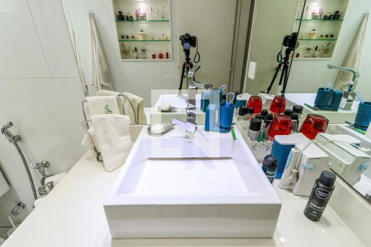 Apartamento mobiliado no Brooklin com 4 suítes e varanda, ideal para comprar. — Banheiro