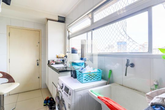 Apartamento mobiliado no Brooklin com 4 suítes e varanda, ideal para comprar. — Área de Serviço