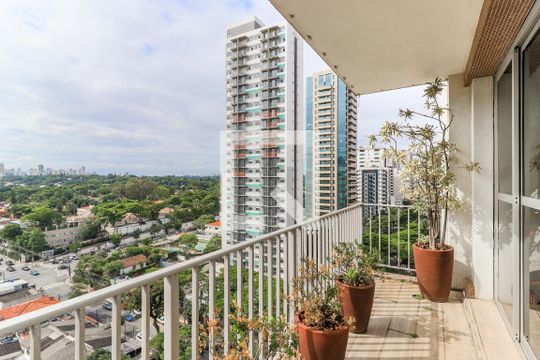 Apartamento mobiliado no Brooklin com 4 suítes e varanda, ideal para comprar. — Varanda
