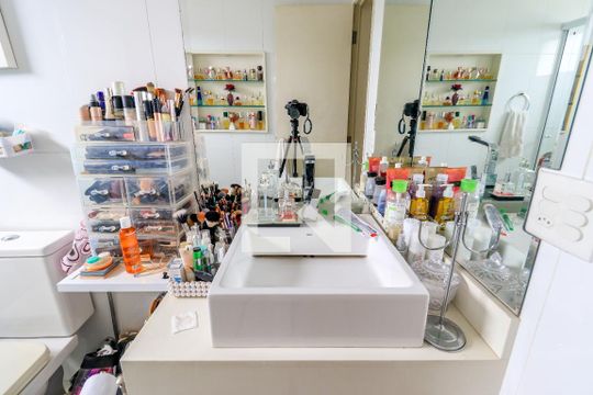 Apartamento mobiliado no Brooklin com 4 suítes e varanda, ideal para comprar. — Banheiro da Suíte 1