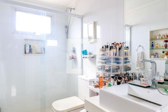 Apartamento mobiliado no Brooklin com 4 suítes e varanda, ideal para comprar. — Banheiro da Suíte 1