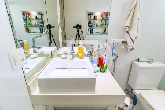 Apartamento mobiliado no Brooklin com 4 suítes e varanda, ideal para comprar. — Banheiro da Suíte 2