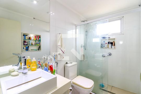 Apartamento mobiliado no Brooklin com 4 suítes e varanda, ideal para comprar. — Banheiro da Suíte 2