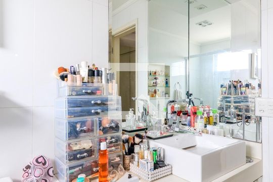Apartamento mobiliado no Brooklin com 4 suítes e varanda, ideal para comprar. — Banheiro da Suíte 1