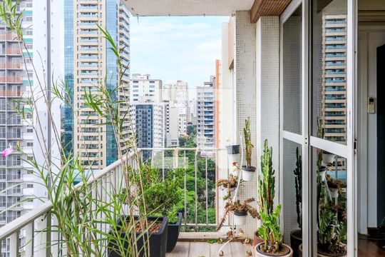 Apartamento mobiliado no Brooklin com 4 suítes e varanda, ideal para comprar. — Varanda da Sala Superior