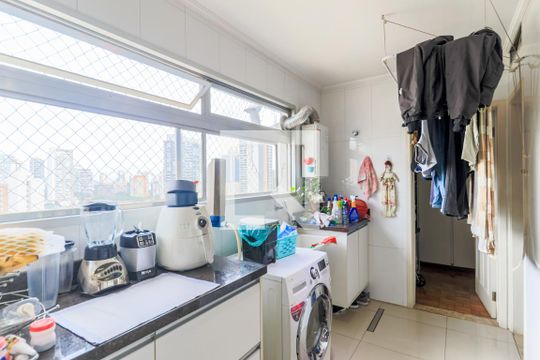 Apartamento mobiliado no Brooklin com 4 suítes e varanda, ideal para comprar. — Área de Serviço