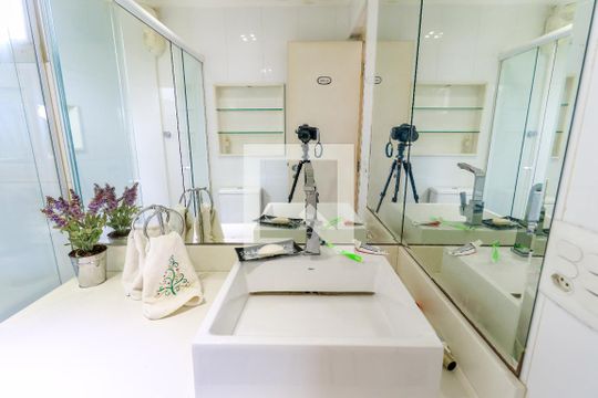 Apartamento mobiliado no Brooklin com 4 suítes e varanda, ideal para comprar. — Banheiro Piso Superior