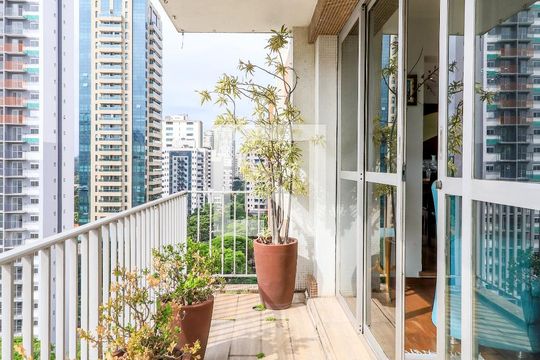 Apartamento mobiliado no Brooklin com 4 suítes e varanda, ideal para comprar. — Varanda