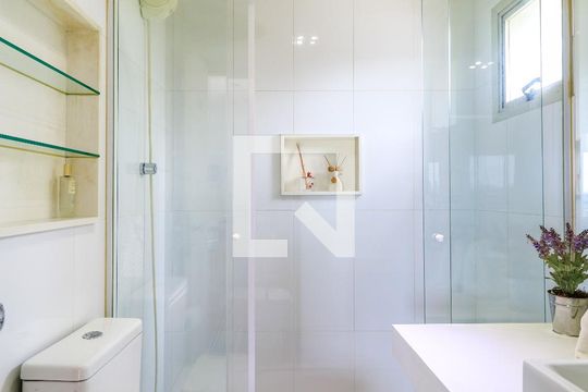 Apartamento mobiliado no Brooklin com 4 suítes e varanda, ideal para comprar. — Banheiro Piso Superior