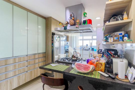 Apartamento mobiliado no Brooklin com 4 suítes e varanda, ideal para comprar. — Cozinha