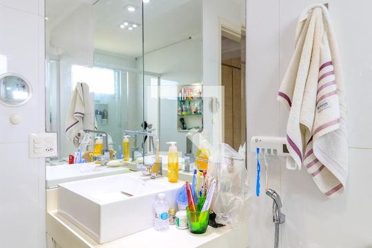 Apartamento mobiliado no Brooklin com 4 suítes e varanda, ideal para comprar. — Banheiro da Suíte 2