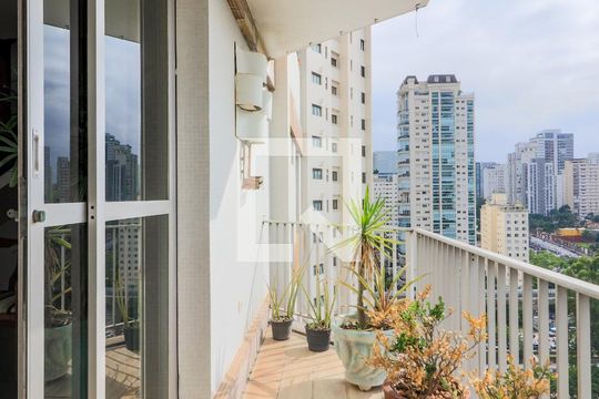 Apartamento mobiliado no Brooklin com 4 suítes e varanda, ideal para comprar. — Varanda