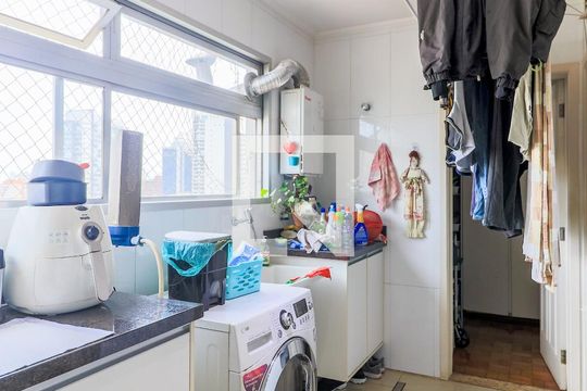 Apartamento mobiliado no Brooklin com 4 suítes e varanda, ideal para comprar. — Área de Serviço
