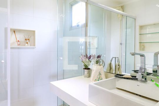 Apartamento mobiliado no Brooklin com 4 suítes e varanda, ideal para comprar. — Banheiro Piso Superior