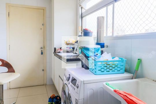 Apartamento mobiliado no Brooklin com 4 suítes e varanda, ideal para comprar. — Área de Serviço
