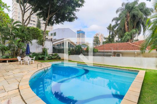 Apartamento mobiliado no Brooklin com 4 suítes e varanda, ideal para comprar. — Área Comum - Piscina