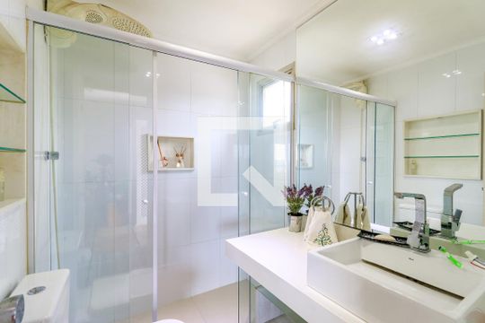 Apartamento mobiliado no Brooklin com 4 suítes e varanda, ideal para comprar. — Banheiro Piso Superior