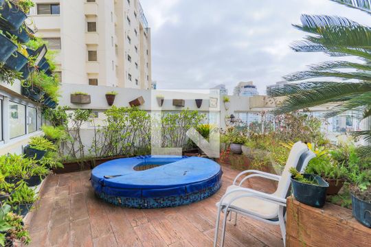 Apartamento mobiliado no Brooklin com 4 suítes e varanda, ideal para comprar. — Hidromassagem