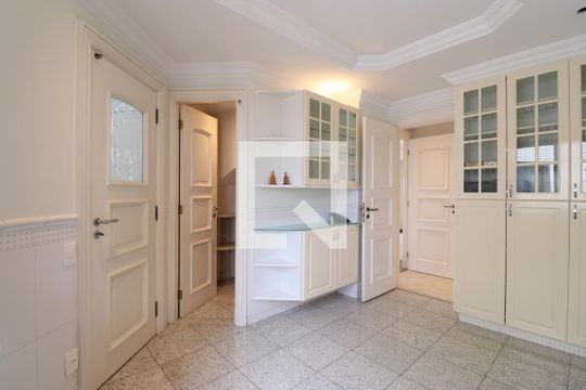 Venda de apartamento na Lapa com 4 quartos, varanda, quintal e academia no condomínio. — Copa
