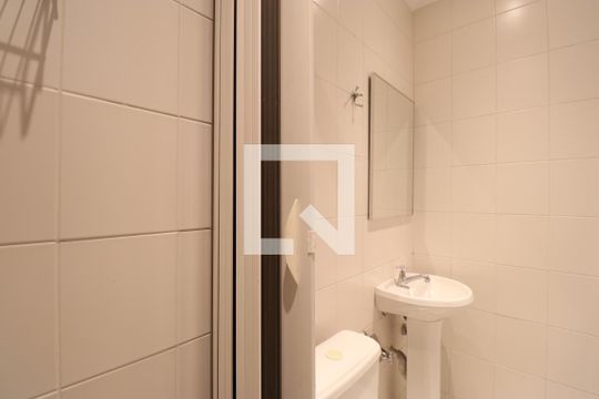 Venda de apartamento na Lapa com 4 quartos, varanda, quintal e academia no condomínio. — Banheiro de serviço 2