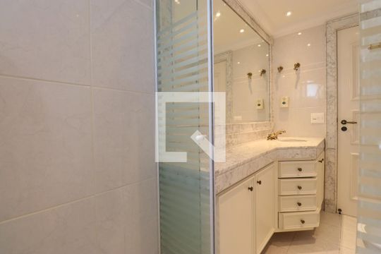 Venda de apartamento na Lapa com 4 quartos, varanda, quintal e academia no condomínio. — Banheiro da Suíte 3