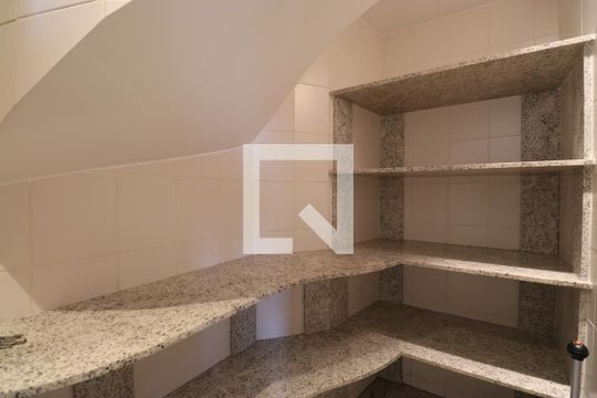 Venda de apartamento na Lapa com 4 quartos, varanda, quintal e academia no condomínio. — Despensa