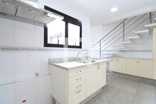 Venda de apartamento na Lapa com 4 quartos, varanda, quintal e academia no condomínio. — Cozinha