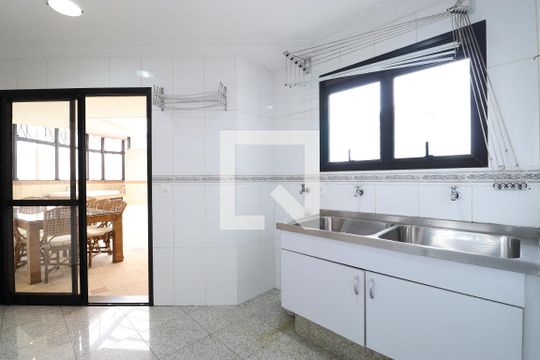Venda de apartamento na Lapa com 4 quartos, varanda, quintal e academia no condomínio. — Área de Serviço