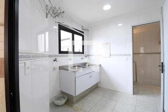 Venda de apartamento na Lapa com 4 quartos, varanda, quintal e academia no condomínio. — Área de Serviço