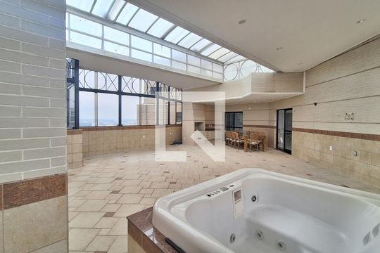 Venda de apartamento na Lapa com 4 quartos, varanda, quintal e academia no condomínio. — Hidromassagem