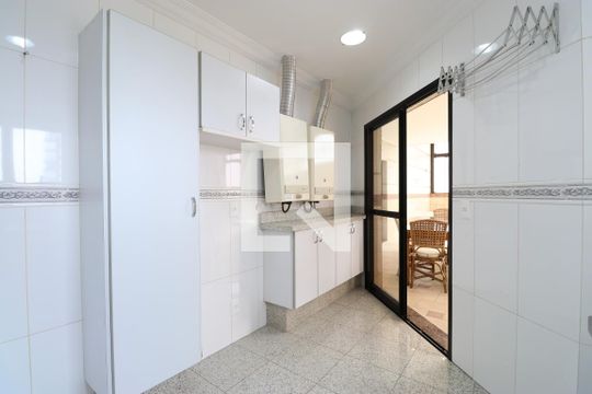 Venda de apartamento na Lapa com 4 quartos, varanda, quintal e academia no condomínio. — Área de Serviço