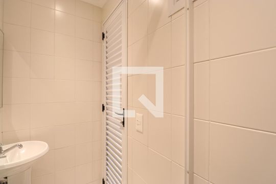 Venda de apartamento na Lapa com 4 quartos, varanda, quintal e academia no condomínio. — Banheiro de serviço 2