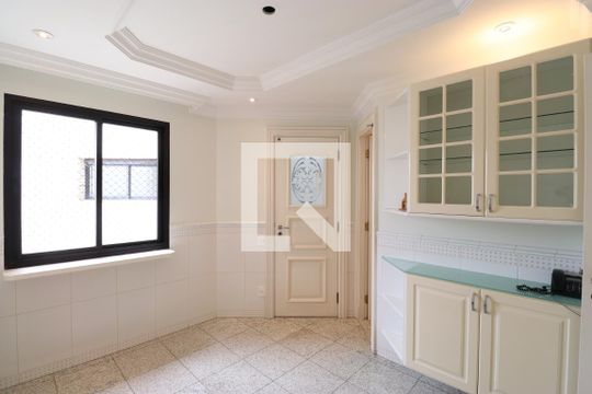 Venda de apartamento na Lapa com 4 quartos, varanda, quintal e academia no condomínio. — Copa