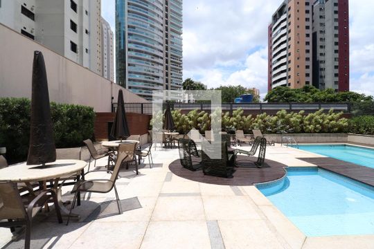 Venda de apartamento na Lapa com 4 quartos, varanda, quintal e academia no condomínio. — Área comum - Piscina