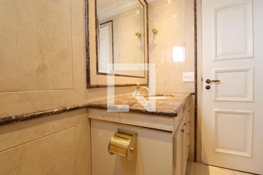 Venda de apartamento na Lapa com 4 quartos, varanda, quintal e academia no condomínio. — Lavabo