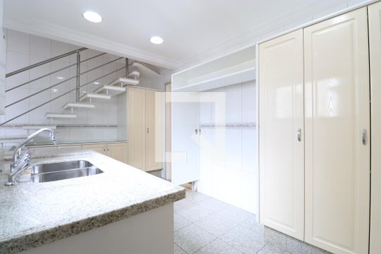 Venda de apartamento na Lapa com 4 quartos, varanda, quintal e academia no condomínio. — Cozinha