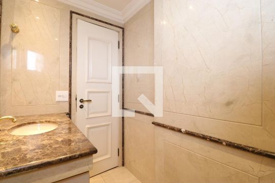Venda de apartamento na Lapa com 4 quartos, varanda, quintal e academia no condomínio. — Lavabo