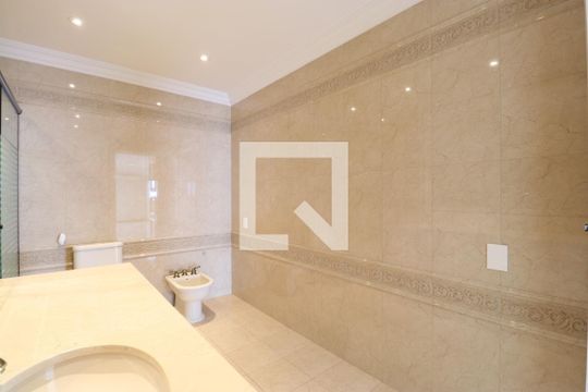 Venda de apartamento na Lapa com 4 quartos, varanda, quintal e academia no condomínio. — Banheiro Social