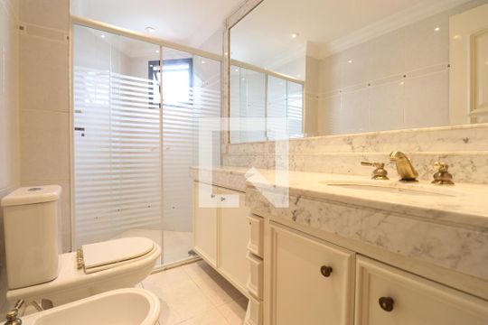 Venda de apartamento na Lapa com 4 quartos, varanda, quintal e academia no condomínio. — Banheiro da Suíte 3