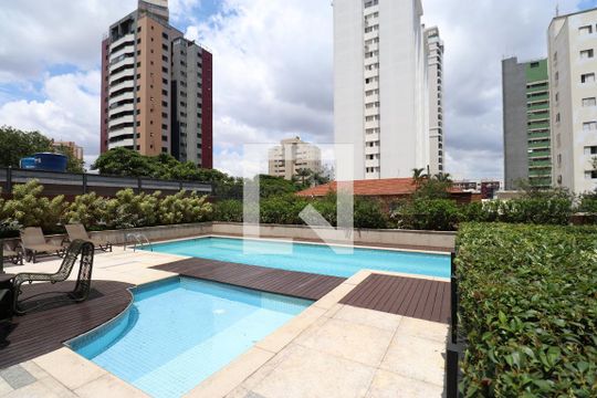 Venda de apartamento na Lapa com 4 quartos, varanda, quintal e academia no condomínio. — Área comum - Piscina