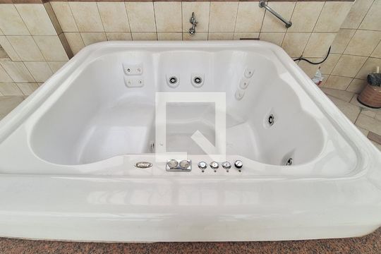 Venda de apartamento na Lapa com 4 quartos, varanda, quintal e academia no condomínio. — Hidromassagem