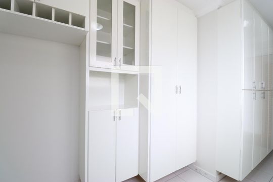 Venda de apartamento na Lapa com 4 quartos, varanda, quintal e academia no condomínio. — Detalhe área de serviço